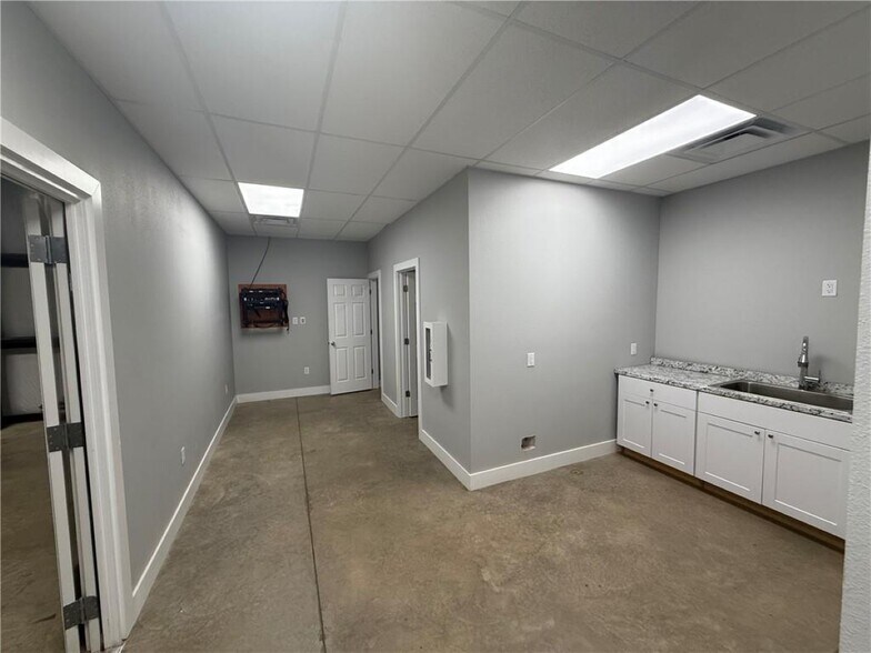 More Photos Of 162 Grading Ln, Cave Springs Flex For Lease