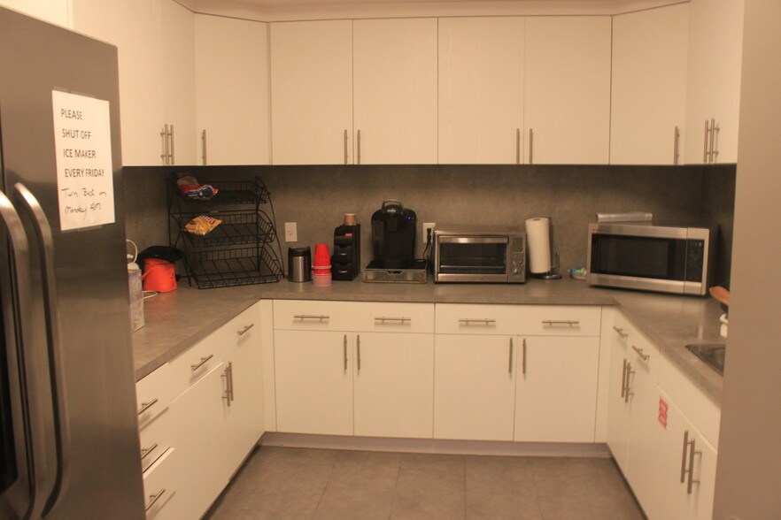 More Photos Of 2475 Hollywood Blvd, Hollywood Office For Lease
