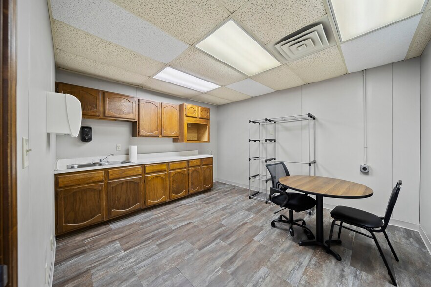 More Photos Of 1815 W Detroit St, Broken Arrow Service For Lease