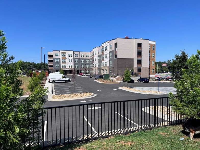 More Photos Of 562 Wylie Rd SE, Marietta Unknown For Lease