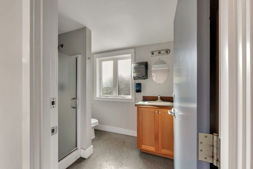 More Photos Of 1425 SE 9th St, Warrenton Warehouse For Sale