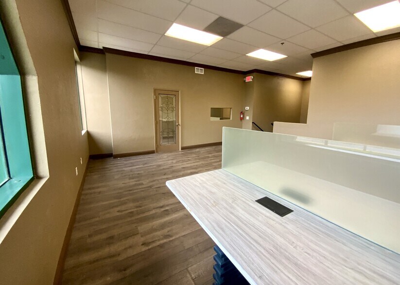 More Photos Of 7075 Kingspointe Pky, Orlando Showroom For Lease