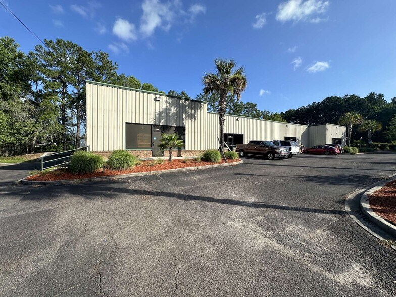 More Photos Of 3208 Mill St, Summerville Showroom For Lease