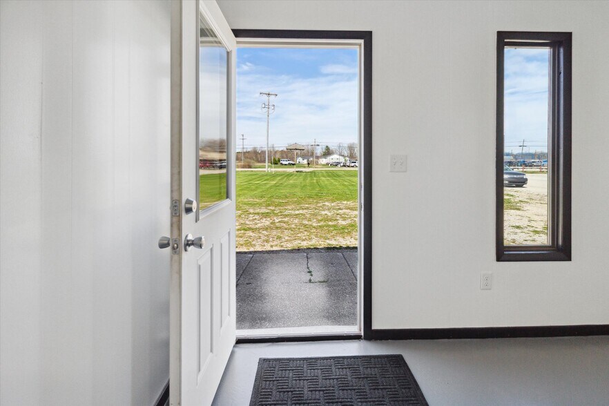 More Photos Of 1395 W Monroe Rd, Saint Louis Office For Sale