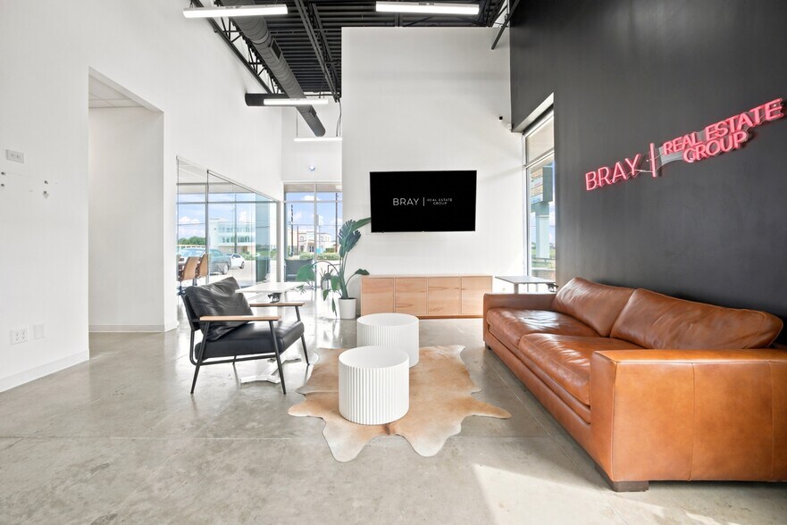 More Photos Of 8610 Potranco Rd, San Antonio Storefront Retail Office For Lease