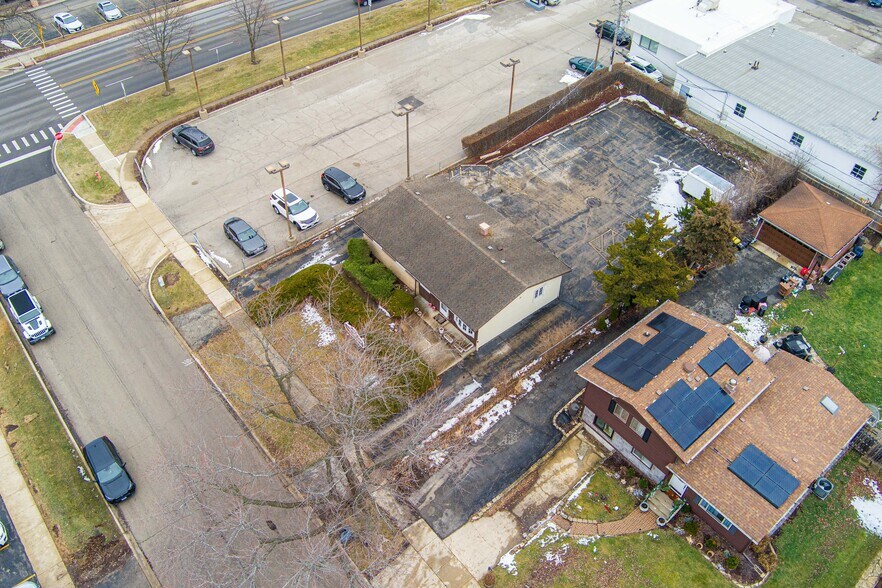 More Photos Of 205 Pinecroft Dr, Roselle Office For Sale