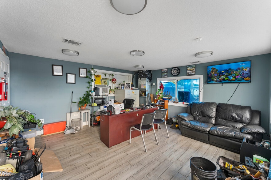 More Photos Of 5712 15th St, Bradenton Auto Dealership For Sale