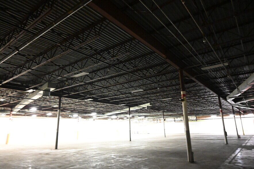 More Photos Of 2300 Claremont Ave, Ashland Freestanding For Lease