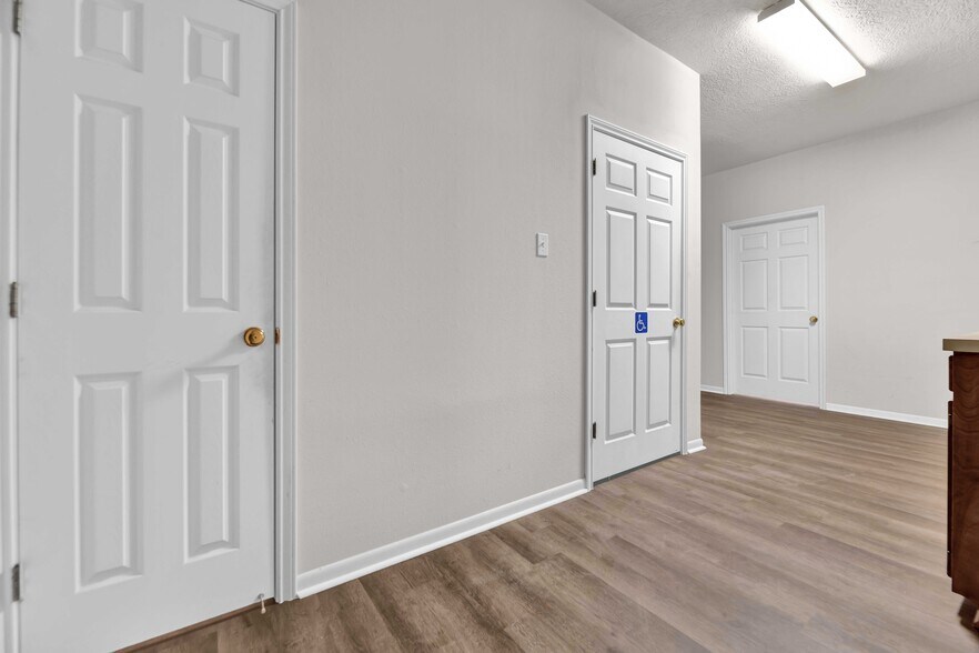 More Photos Of 1522 Sam Houston St, Liberty Office For Sale