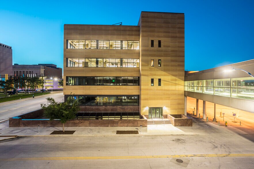 More Photos Of 611 5th Ave, Des Moines Office For Lease