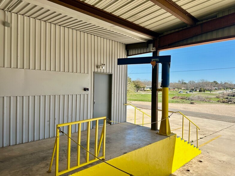 More Photos Of 210 Gravel St, Seguin Warehouse For Lease
