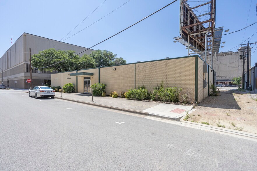 More Photos Of 401 W 13th St, Fort Worth Office For Sale