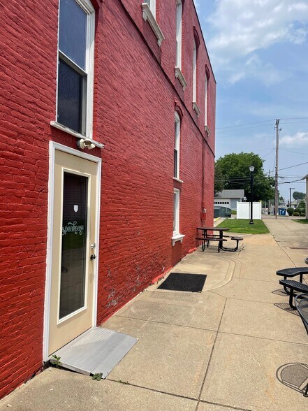 More Photos Of 128-142 N Canal St, Canal Fulton Storefront Retail Residential For Lease