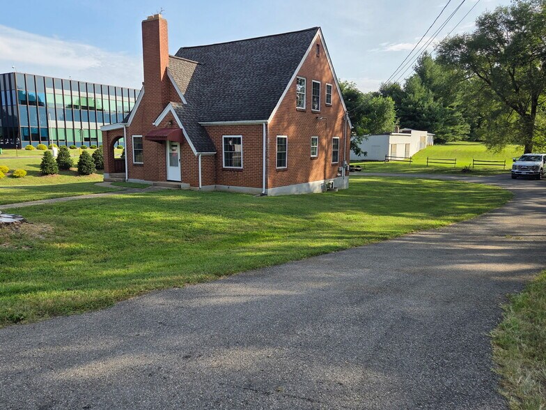 Primary Photo Of 5335 Airport Rd NW, Roanoke Storefront Retail Office For Lease