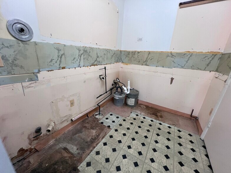 More Photos Of 1700-1740 N Rolling Rd, Baltimore General Retail For Lease