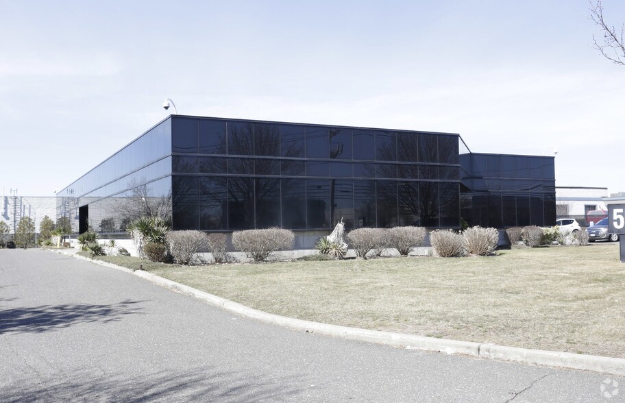 Primary Photo Of 550 Johnson Ave, Bohemia Office For Sale