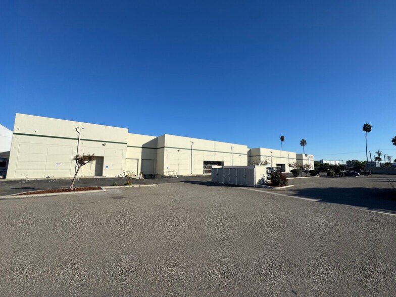 More Photos Of 18037 S Broadway St, Carson Distribution For Lease