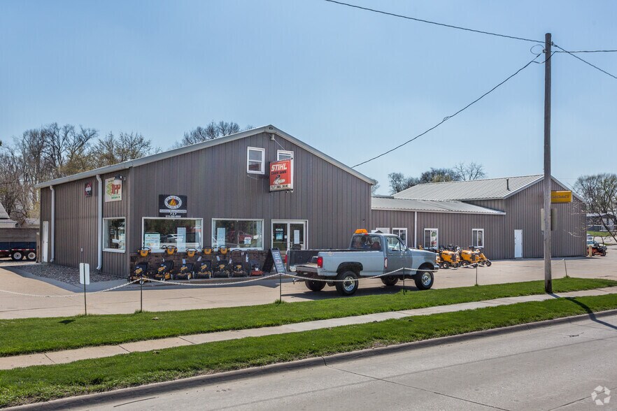 Primary Photo Of 2715 E University Ave, Des Moines Auto Repair For Sale