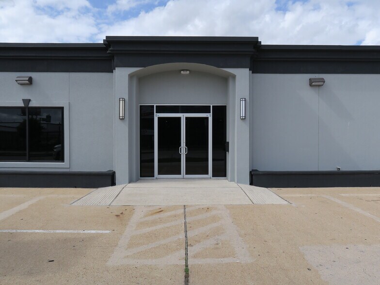 More Photos Of 5830 Star Ln, Houston Light Distribution For Lease