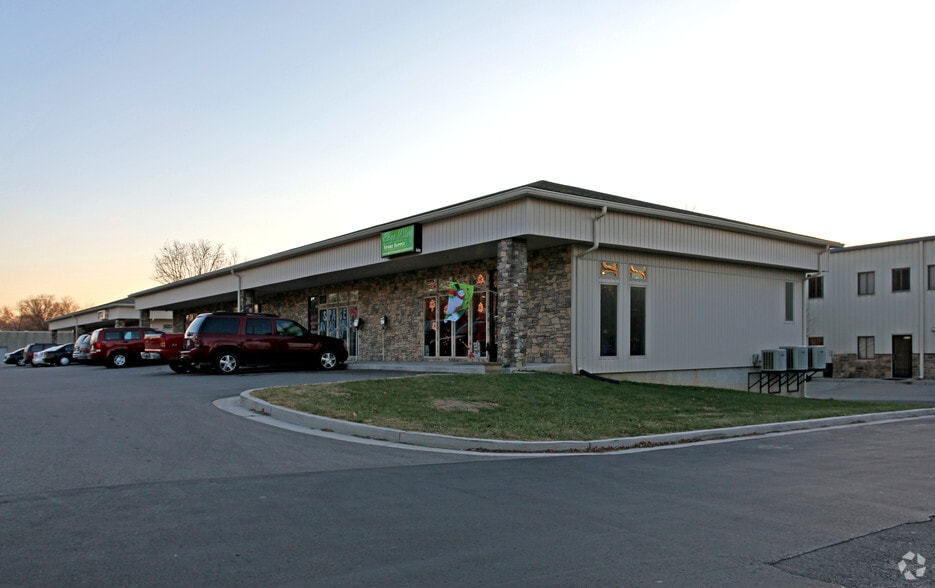 More Photos Of 5106 NW Waukomis Dr, Kansas City Storefront Retail Office For Lease