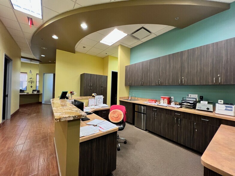 More Photos Of 9515 W Camelback Rd, Phoenix Office For Sale