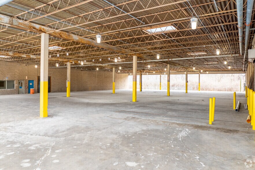 More Photos Of 2646 Metro Blvd, Maryland Heights Distribution For Lease