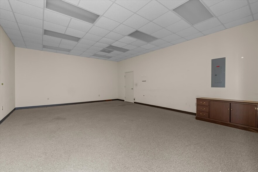 More Photos Of 907-909 S Park St, Carrollton Unknown For Lease