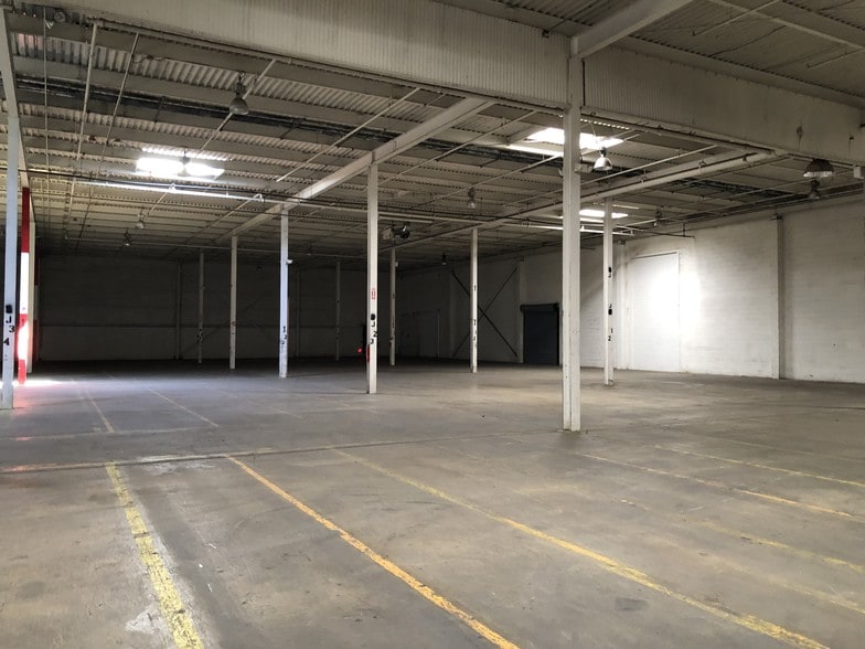 More Photos Of 122 Mill Rd, Oaks Warehouse For Lease