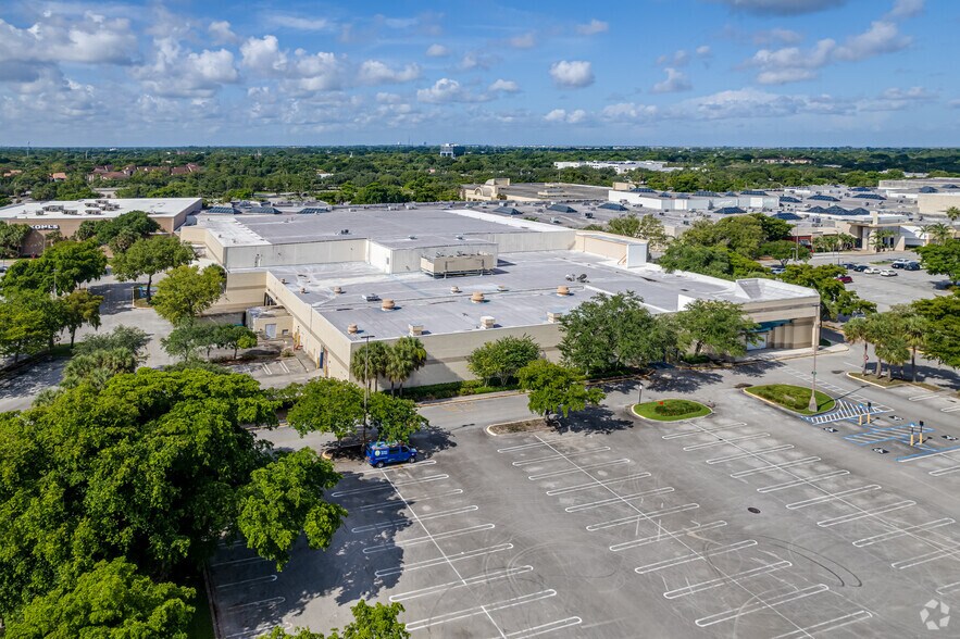 More Photos Of 9565 W Atlantic Blvd, Coral Springs Department Store For Lease
