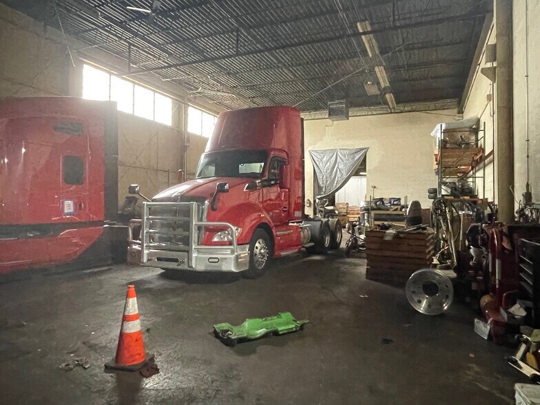 More Photos Of 5570 W 70th Pl, Bedford Park Manufacturing For Lease