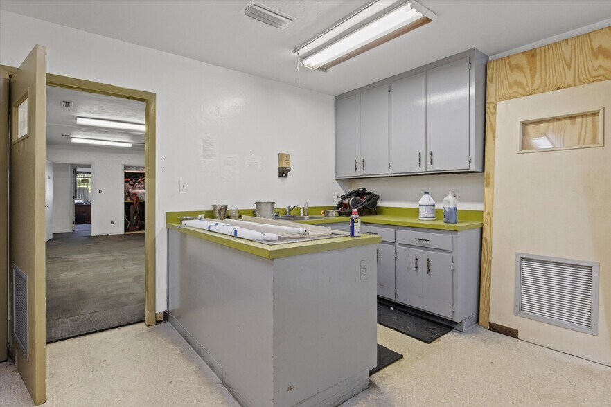 More Photos Of 1355 E Lafayette St, Tallahassee Veterinarian Kennel For Sale
