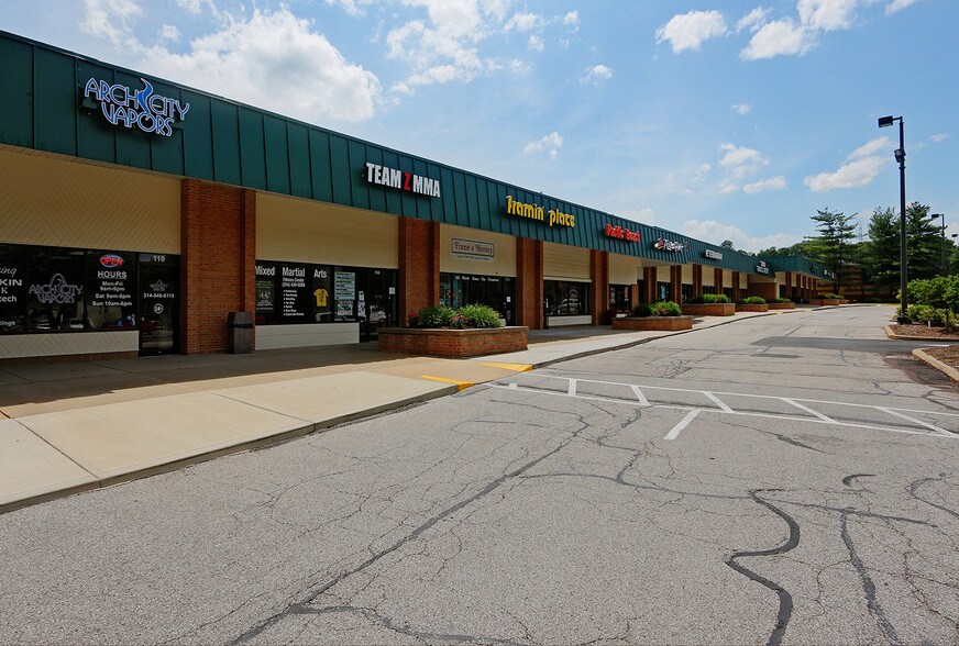 Primary Photo Of 100-176 Four Seasons Shopping Ctr, Chesterfield General Retail For Lease