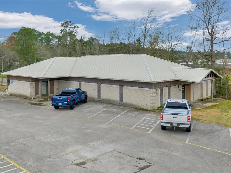 More Photos Of 3215 S Medford Dr, Lufkin Office For Sale