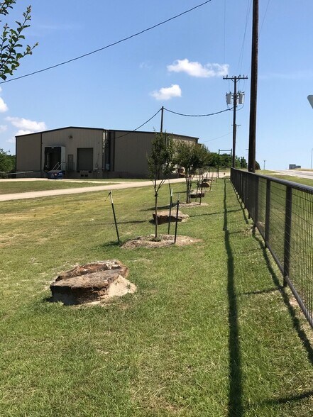 More Photos Of 995 N Interstate Highway 35 E, Waxahachie Warehouse For Lease
