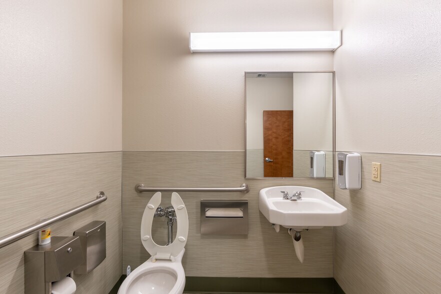 More Photos Of 2645 N 17th St, Coos Bay Medical For Sale