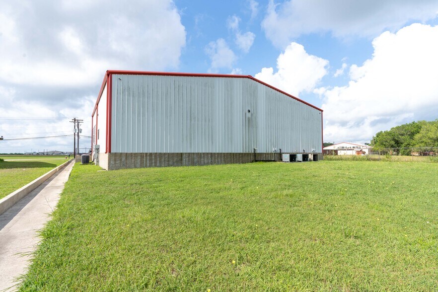 More Photos Of 113 Bufkin Ln, Lockhart Refrigeration Cold Storage For Lease