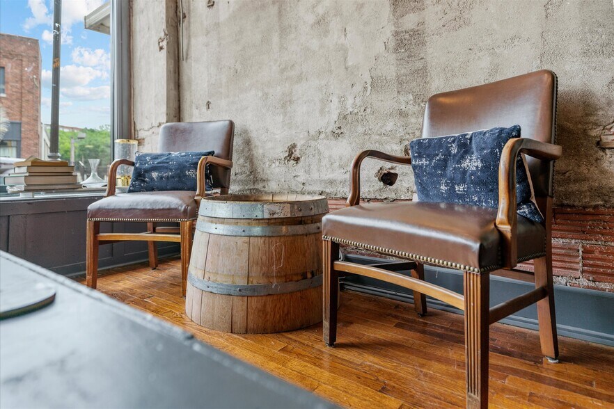 More Photos Of 415 S Thompson Ave, Excelsior Springs Bar For Sale