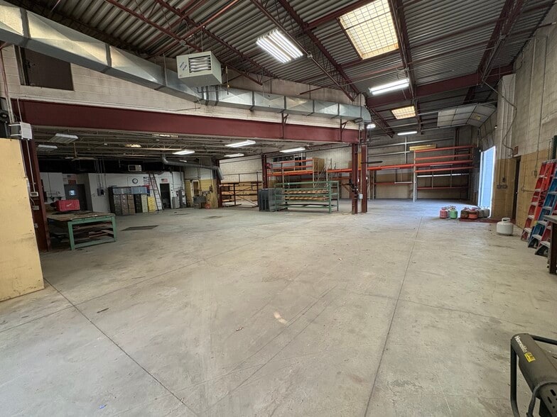 More Photos Of 21520 Groesbeck Hwy, Warren Warehouse For Sale