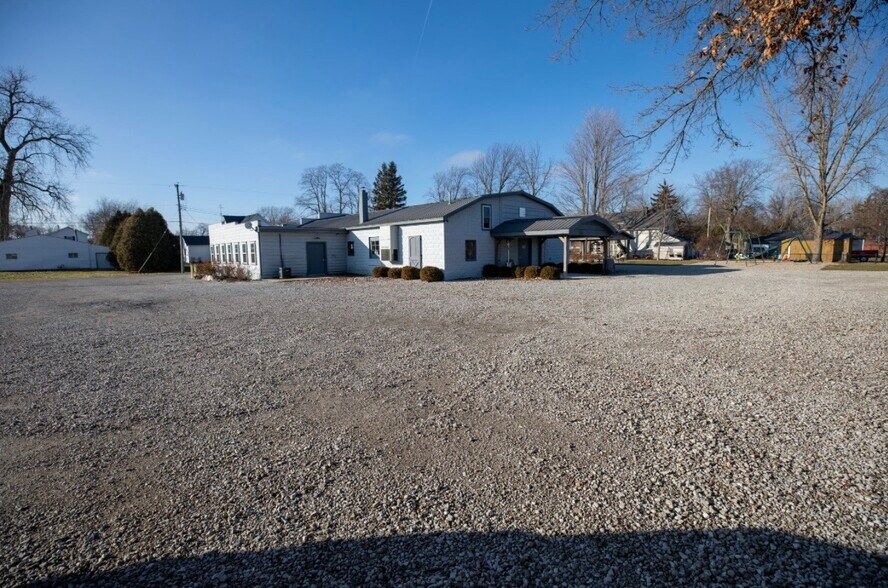 More Photos Of 991 N Main St, Kewanna General Retail For Sale