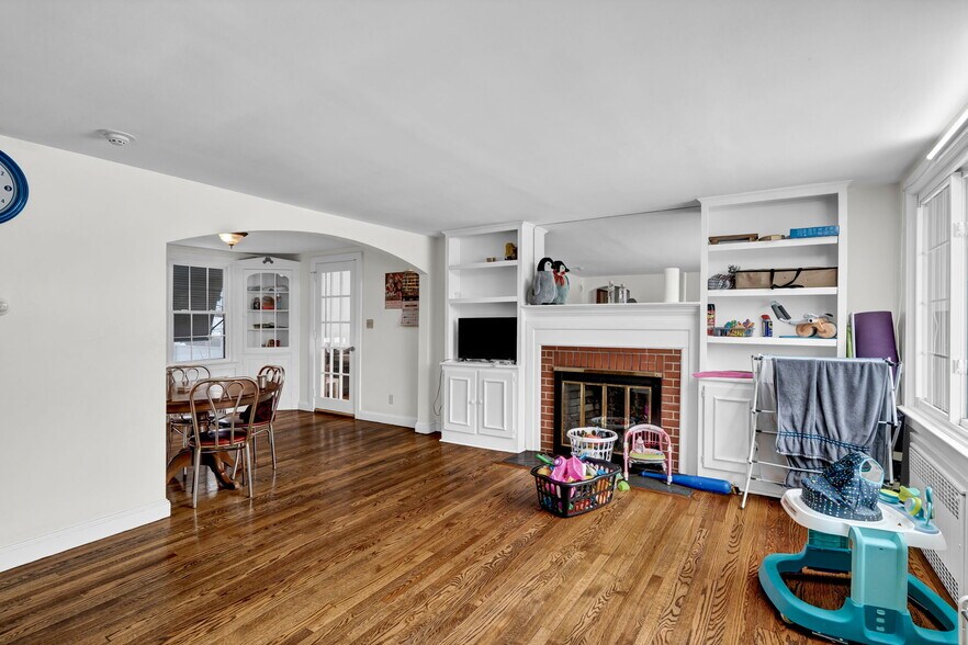 More Photos Of 93 Elm St, Old Saybrook Restaurant For Sale