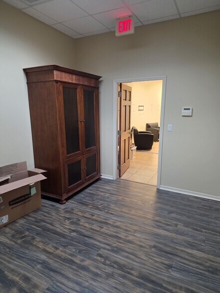 More Photos Of 5334 Primrose Lake Cir, Tampa Office For Lease