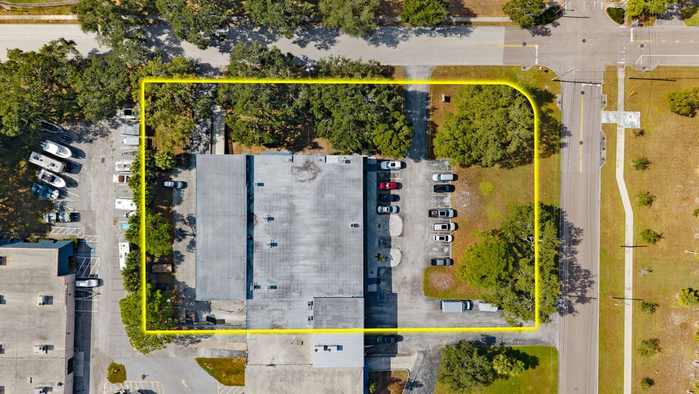 More Photos Of 7490 N 30th Ave, Saint Petersburg Showroom For Sale