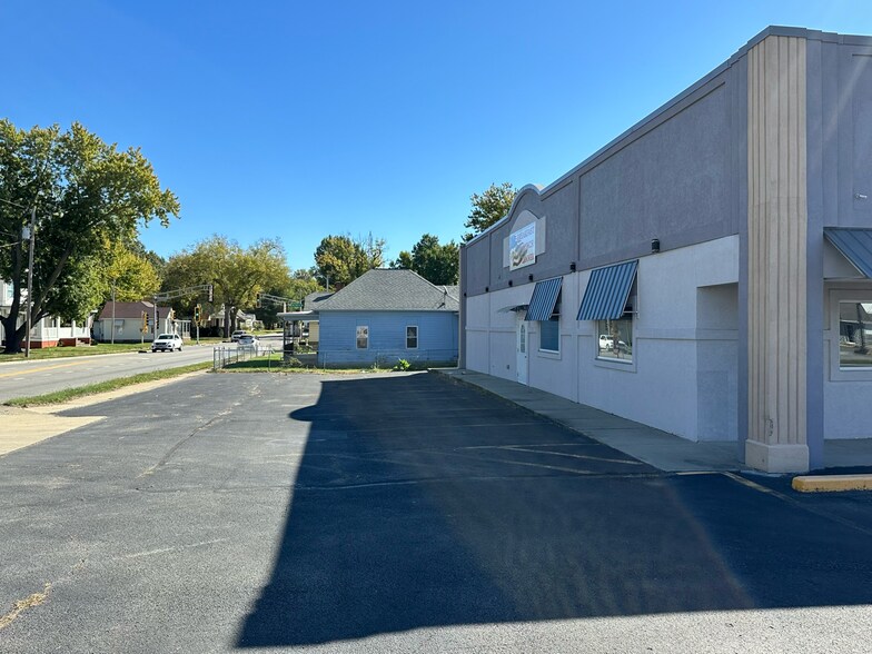 More Photos Of 102 E Park St, Taylorville Freestanding For Sale