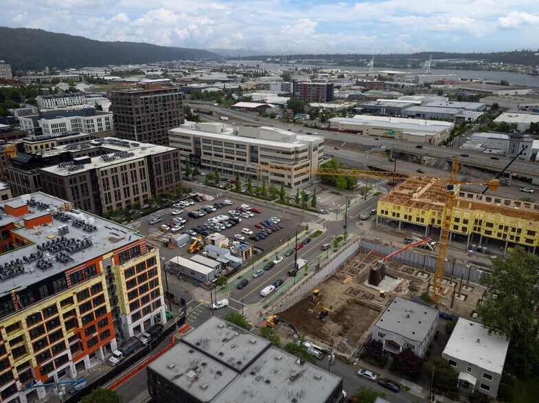 More Photos Of 2055 NW Savier St, Portland Office For Lease