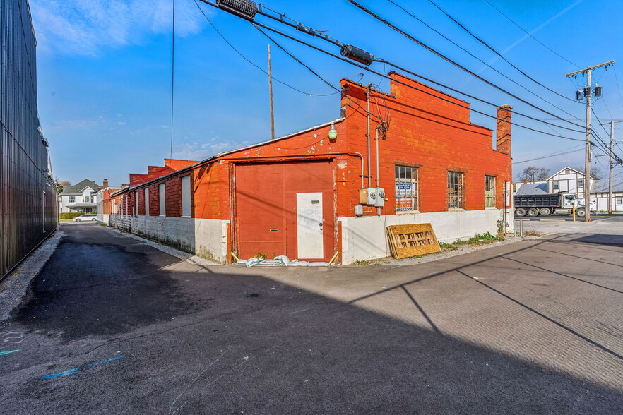 More Photos Of 423 N Main St, Findlay Storefront For Sale