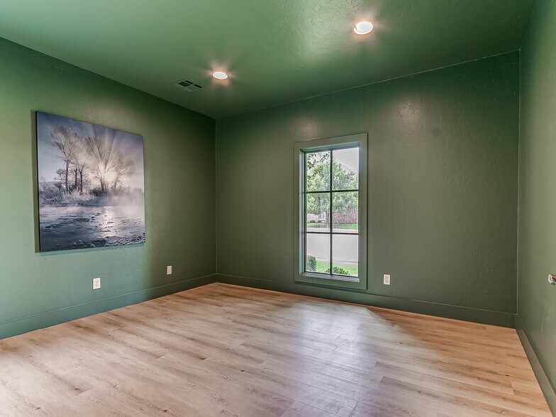 More Photos Of 1725 W 33rd St, Edmond Office For Sale