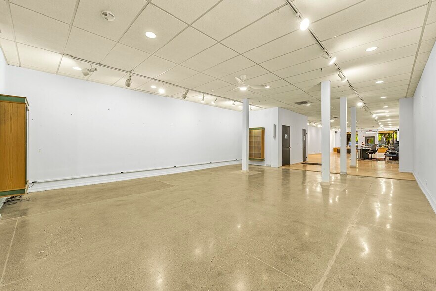 More Photos Of 818 North Blvd, Oak Park General Retail For Sale