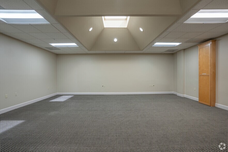 More Photos Of 17040 Pilkington Rd, Lake Oswego Office For Lease