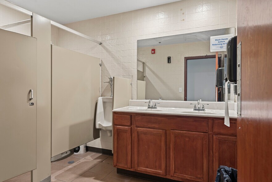 More Photos Of 3101 S MacArthur Blvd, Springfield Restaurant For Lease