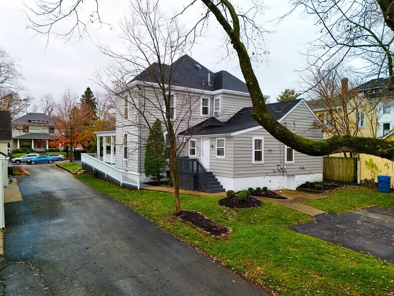 More Photos Of 909 Main St, Shelbyville Office Residential For Sale